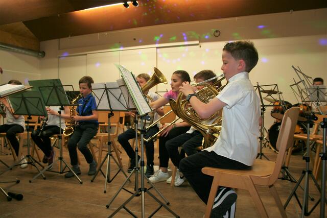 Die jungen Musikanten sind mit sichtbarer und hörbarer Begeisterung bei der Sache.  | Foto: Michaela Mair