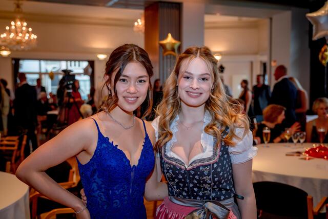 Ihr Maturaball: Helena und Clara aus der 8s und 8a.
