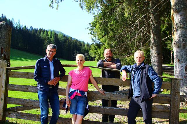 Aufforstungsprojekt (v. l.): Rupert Schiefer (Geschäftsführer Bergbahnen Dachstein West GmbH, Hannelore Pölzleitner (VS Annaberg), Markus Hübner (Förster/ Österreichische Bundesforste) und Martin Schöndorfer (RegionalMedien Salzburg / Geschäftsstellenleitung Tennengau).