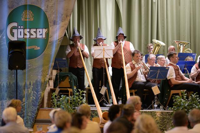 Walter Reichenpfader, Markus Harrer und Günter Layendecker begeisterten die Konzertbesucher:innen mit ihren Alphörnern.  | Foto: Daniel Reifgraber