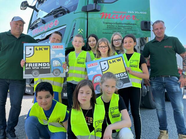 Lkw-Fahrer Werner Rath und Frank Iszovics mit den Kindern der 4. Klasse der Volksschule Bernstein. | Foto: Wirtschaftskammer Burgenland
