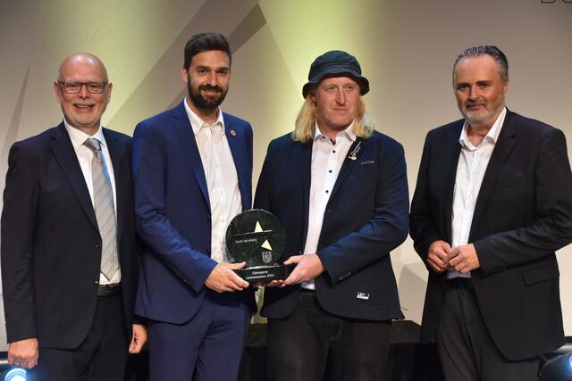 Ehrenpreis des Landeshauptmannes fürs Team Dornau: SOÖ-Präs. Peter Ritter, Sebastian Koller, Ernst Lueger, LH Hans Peter Doskozil | Foto: Michael Strini