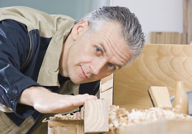 Unternehmen in der Steiermark sind auf der Suche nach Fachkräften. Auch Tischler:innen sind gefragt. | Foto: MEV