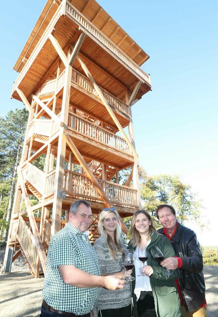 Bürgermeister Bernhard Karnthaler aus Lanzenkirchen (li.) und Bürgermeister Matthias Weghofer (re.) am Fuß der Aussichtsplattform. | Foto: Marktgemeinde Wiesen