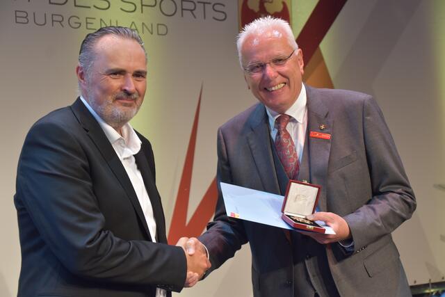 LH Hans Peter Doskozil verlieh Anton Pinezich (Gründungsobmann vom Sportpool Burgenland) das Goldene Ehrenzeichen des Landes Burgenland.