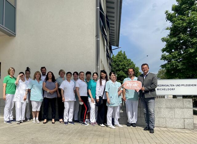 Die SPÖ Bezirk Kirchdorf bedankte sich mit Kuchen bei den Pflegerinnen und Pflegern für ihren Einsatz.  | Foto: SPÖ Kirchdorf