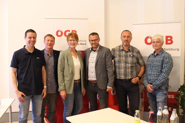 Von links: Raimund Grössenberger, ÖGB-Regionalsekretär Ronny Güntzel, ÖGB-Landesgeschäftsführerin Gabi Proschofski, ÖGB-Regionalvorsitzender Josef Krenn, Erwin Asen und Kurt Roschitz. | Foto: ÖGB Salzburg