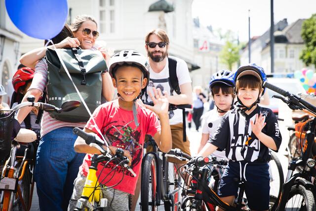 250 Kinder und Eltern waren bei der bunten Radfahrt dabei. | Foto: Tom Mesic