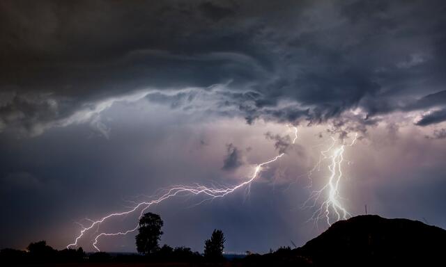 Die Warmfont des Tiefs BORA bringt lokal heftige Gewitter mit sich.