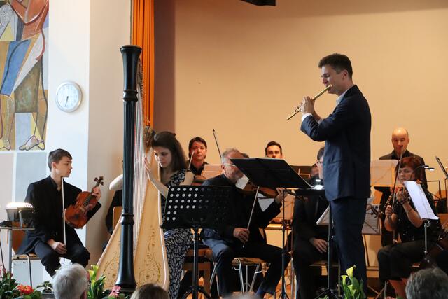 Die international gefragte Harfenistin Marion Ravot (li.) und Karl-Heinz Schütz mit dem Kammerorchester InnStrumenti. | Foto: Siegele