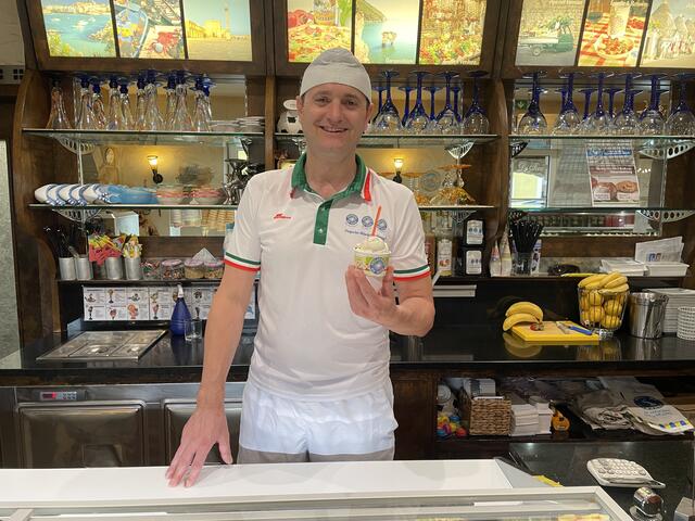 Thomas De Icco aus Markersdorf stellt sein Eis seit 21 Jahren selbst her. | Foto: Tanja Handlfinger