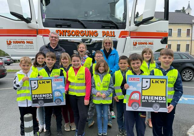 Lkw-Fahrer Gerald Rath und Direktorin Christa Resch-Jungschlager mit den Kindern der 3. und 4. Klasse der Volksschule Litzelsdorf. | Foto: Wirtschaftskammer Burgenland
