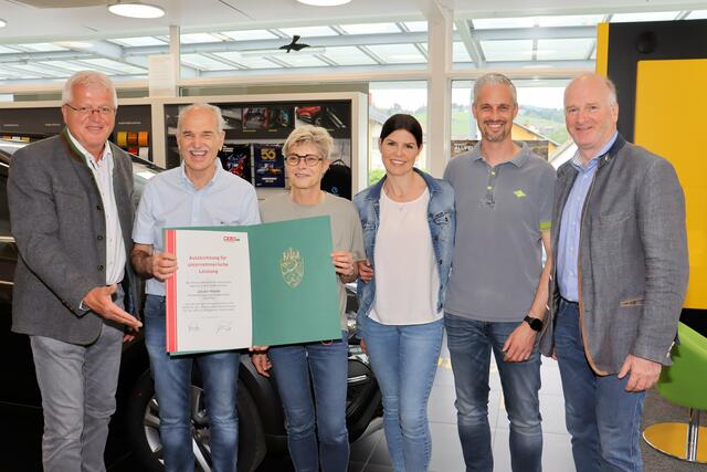 Gerhard Streit und Werner Jost von der Wirtschaftskammer Voitsberg gratulierten der Familie Pfeifer. | Foto: Cescutti