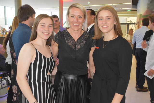 Kampfsportlerinnen unter sich: Anna Fuhrmann, Nicole Trimmel, Lisa Fuhrmann | Foto: Michael Strini