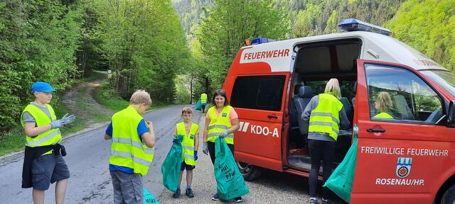 Die Jugendfeuerwehr war auch fleißig am Müllsammeln. | Foto: Petra Feichtl