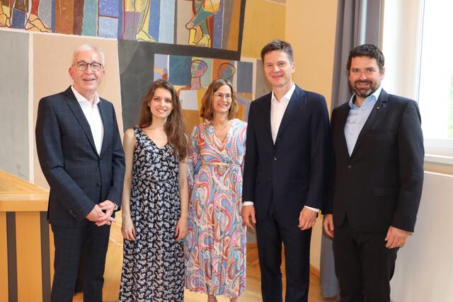 Freuten sich über den höchst gelungenen Auftakt der Festwochen: Bgm. Herbert Mayer, Harfenistin Marion Ravot, organisatorische Leiterin Birgit Hofer-Norz, Intendant Karl-Heinz Schütz und Kulturreferent Peter Vöhl (v.li.). | Foto: Siegele