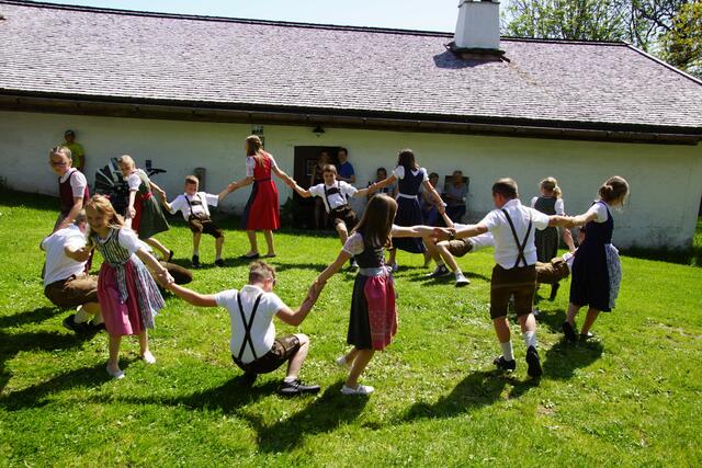 Kindervolks-Tanzgruppe St. Peter begeisterte mit flotten Tänzen. | Foto: Helmut Eder