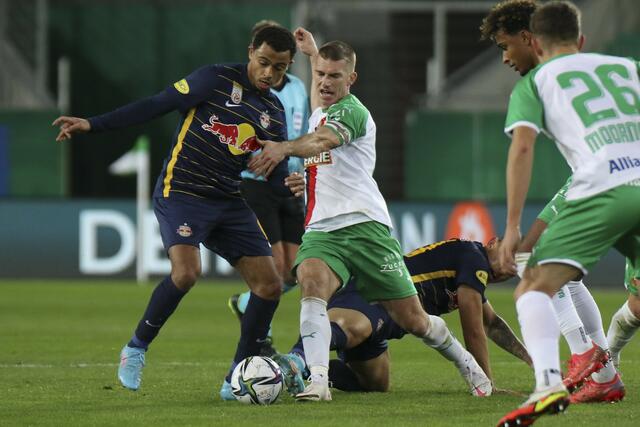Voller Einsatz: Grahovac (r.) im Spiel gegen Salzburg und Antoine Bernede. | Foto: Johann Schwarz / SEPA.Media / picturedesk.com 