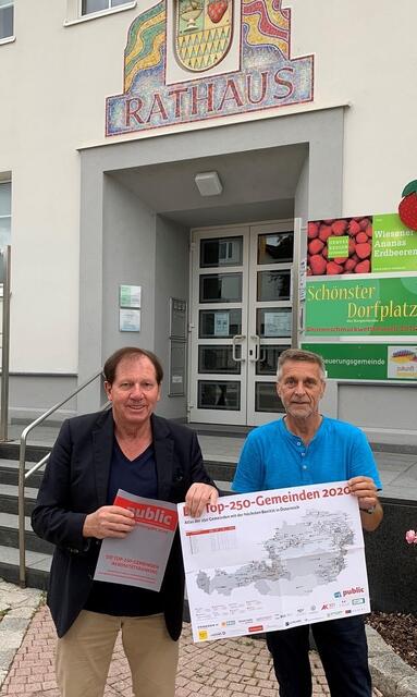 Bürgermeister Matthias Weghofer und Vizebürgermeister Josef Habeler präsentieren stolz den 14. Platz für Wiesen im österreichweiten Bonitätsranking. | Foto: Marktgemeinde Wiesen