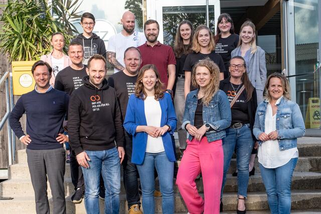 Erste Reihe, zweiter von links: neoom-Gründer Walter Kreisel, Jugendstaatssekretärin Claudia Plakolm und die Freistädter Nationalratsabgeordnete (ÖVP) Johanna Jachs und Bundesrätin (ÖVP) Johanna Miesenberger mit  Mitarbeiterinnen und Mitarbeitern von neoom.  | Foto: neoom