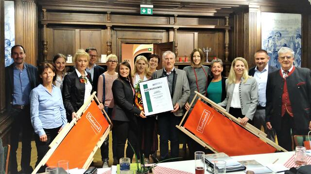 Vize-Bürgermeister Martin Luger (Scheibbs), Katalin Burger, Jacqueline Kendler (beide Annaberg), Gabriele Kerndler (Obmann-Stellvertreterin Landesverband für Urlaub am Bauernhof und Privatzimmervermietung in Niederösterreich), Bernhard Ratzinger (Bezirksbauernkammer Amstetten), Ursula Zechner (Gastwirtschaft Neubruck), Katrin Teufel (Geschäftsführerin Landesverband für Urlaub am Bauernhof und Privatzimmervermietung in Niederösterreich), Elfriede König (Ehrenobfrau Gästering Mostviertel), Ulrike Distelberger, Josef Distelberger (Obmann Gästering Mostviertel), Eva Stern (Mostviertel Tourismus), Edeltraud Röcklinger, Julia Pflügl (Bezirksbauernkammer Scheibbs), Andreas Purt (Geschäftsführer Mostviertel Tourismus) und Fritz Essletzbichler (Ehrenobmann Gästering Mostviertel) | Foto: Mostviertel Tourismus