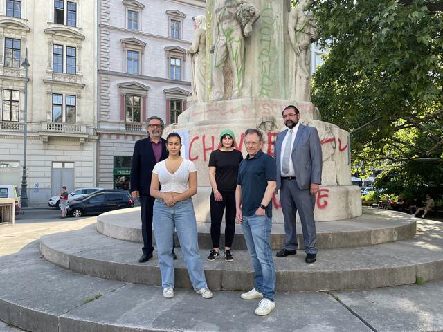 Gerald Bast, Rektor der Universität für angewandte Kunst Wien, Sashi Turkof, die Präsidentin der Jüdischen österreichischen Hochschüler:innen (JöH), ein Ensemle-Mitglied des Burgtheaters, Doron Rabinovici, Schriftsteller und Historiker und Dezoni Dawaraschwili, Vizepräsident der Israelitischen Kultusgemeinde Wien (IKG) (v.l.). | Foto: Niklas Varga