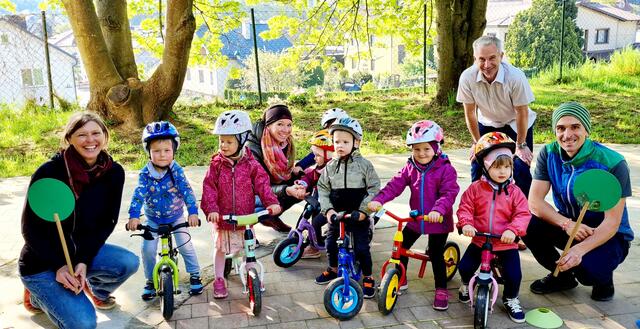 Am Foto sind neben den top motivierten Nachwuchs Radfahrern noch DI Christiane Barth von Klimabündnis NÖ, hinten Kindergartenleiterin Anna Unterhuber. Vzbgm Michael Strasser, und rechts GGR DI David Lilek | Foto: Gde. Weinburg