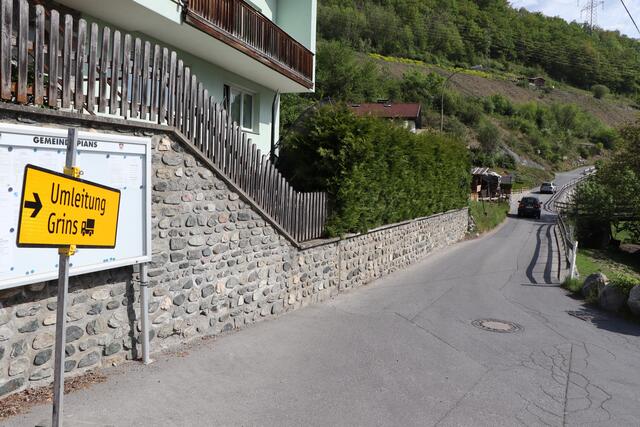 Die Gemeindestraße nach Grins ist teilweise schmal und einspurig.
