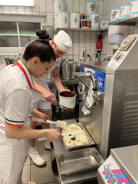 Thomas De Icco hat mittlerweile Unterstützung bei der Eisherstellung. | Foto: Tanja Handlfinger