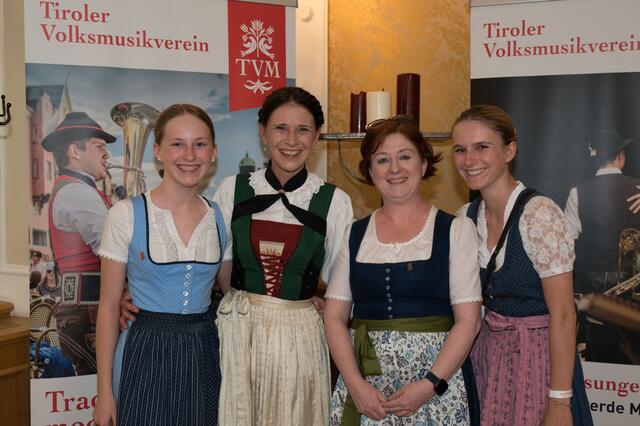 vl: Rosalie Margreiter, Sonja Steusloff-Margreiter, TVM-Obmannstellv. Waltraud Reitmeir, Lena- Sophie Margreiter | Foto: Sigl