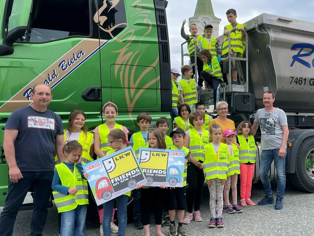 Lkw-Unternehmer Ronald Bieler, Direktor Wilhelm Miklosch und Mariana Klein mit den Kindern der Volksschule Siget. | Foto: Wirtschaftskammer Burgenland