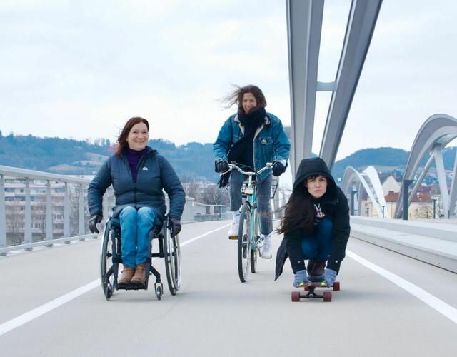 In "Rolling by the River" rollen drei Tänzerinnen durch die Stadt.  | Foto: Transitheart Production