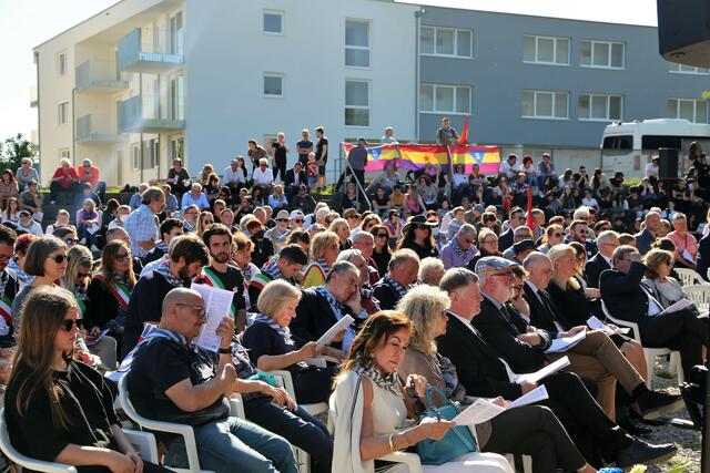 Das Areal vor dem Memorial wurde fast zu klein, um alle Besucher der Gedenkfeier fassen zu können. | Foto: Eckhart Herbe