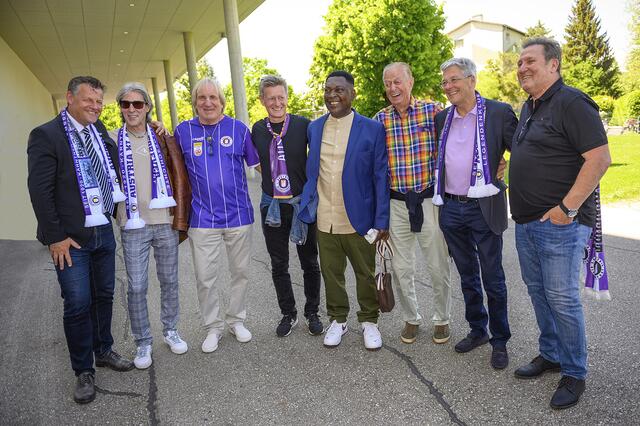 Bürgermeister Christian Scheider mit Landeshauptmann Dr. Peter Kaiser, Landessportdirektor Arno Arthofer mit Legenden-Treffen-Initiator Helmut König und den Austria-Helden von 1982 | Foto: StadtKommunikation / Hude