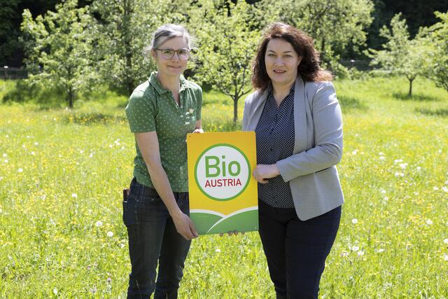 Naturschutzlandesrätin LHStvin Ingrid Felipe (r.) und Christina Ritter, Obfrau von BIO AUSTRIA Tirol (l.) präsentieren das Projekt „Vielfalt entdecken“, das sich an die Tiroler Bio-Betriebe richtet. | Foto: © Land Tirol/Sedlak