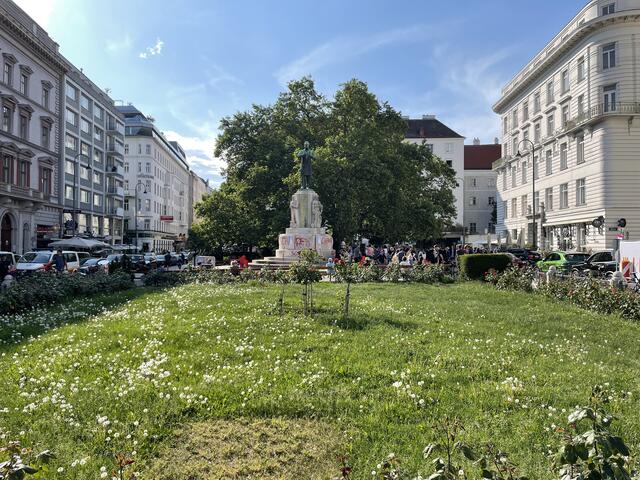 Zweifacher Zankapfel am Foto: Der Dr.-Karl-Lueger-Platz und das Dr.-Karl-Lueger-Denkmal. | Foto: Niklas Varga