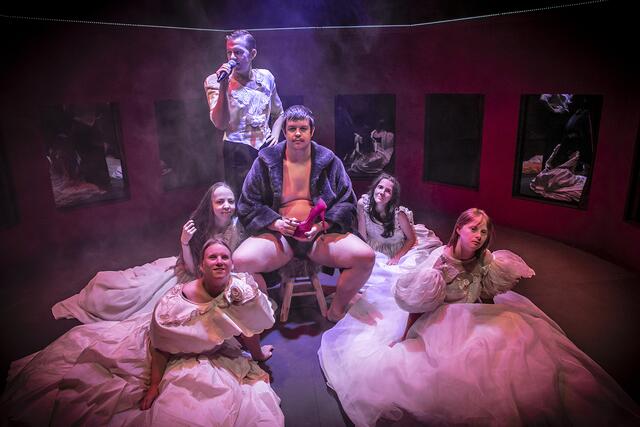 Das italienische Teatro La Ribalte thematisiert in "Eine Peepschow für Aschenputtel" Schönheit und Begehren. | Foto: Teatro La Ribalte