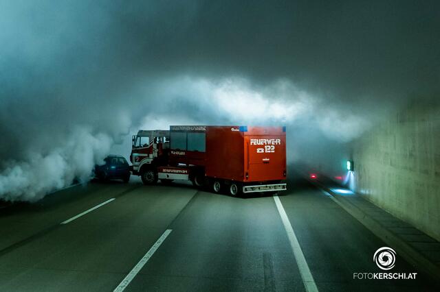 70 Einsatzkräfte haben Sonntagfrüh an einer Routine-Übung auf der Mühlkreisautobahn (A7) im Bereich der Tunnels Niedernhart und Bindermichl teilgenommen. Nach zwei Stunden wurde die Sperre wieder aufgehoben.