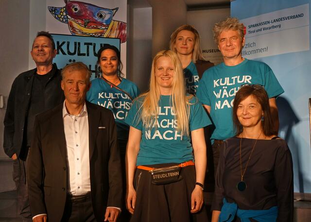 v.l.n.r. Michael Nelle (Operndirektor Tiroler Landestheater, Hermann Nagiller (GF Sparkassenlandesverband Tirol Vorarlberg), Salha Fraidl (Kostümbildnerin), Bernadette Abendstein (Organisation),
Nadja Prader (Künstlerische Leitung), Hakon Hirzenberger (Künstlerische Leitung), Lisa Noggler-Gürtler (Geschäftsführung Museum der Völker in Schwaz)            
Foto: Kulturwaechstnach