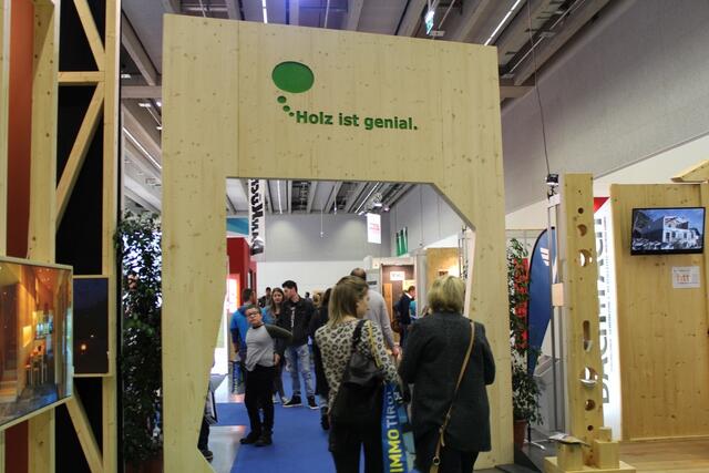 Auch dieses Jahr war der Bereich „Holz ist genial", indem Holzunternehmen sowie Holzexperten nützliche Tipps rund um das Thema „Bauen mit Holz" geben, sehr beliebt. | Foto: CMI