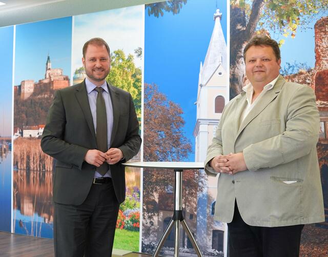 ÖVP-Landesparteiobmann Christian Sagartz und Ollersdorfs Bürgermeister Bernd Strobl machen auf die Vorteile von Energiegemeinschaften aufmerksam. | Foto: ÖVP