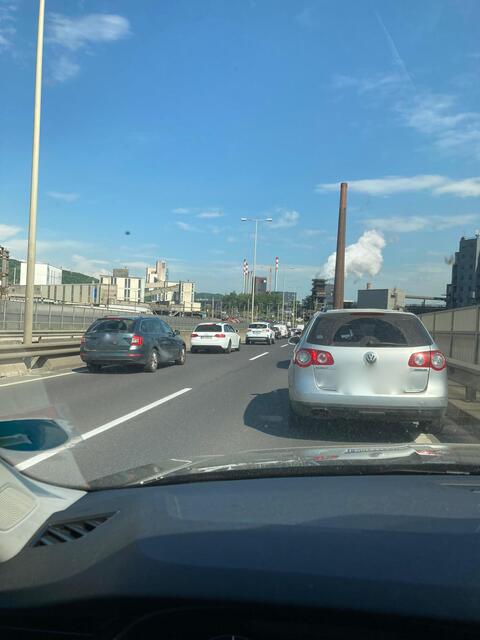 Stau nach Unfall auf der Steyregger Brücke.
