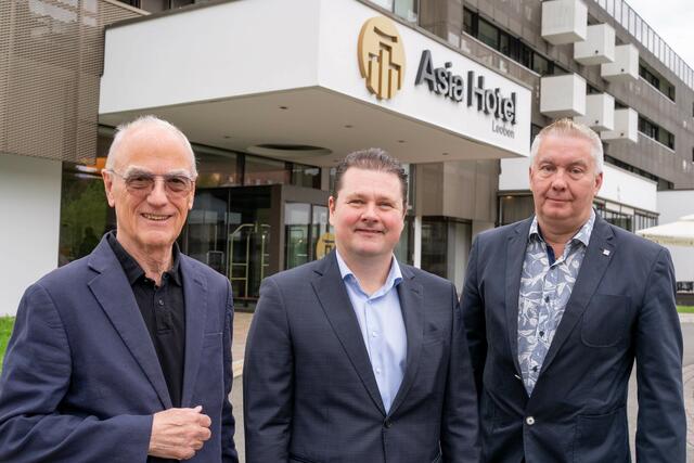 Wirtschaftsfrühstück-Organisator Sigi Nerath, Asia Hotel &amp; Spa Ressortleiter Joachim Windhager und Gemeinderat Klaus Gössmann (v.l.) vor dem Asia Hotel | Foto: Klaus Pressberger