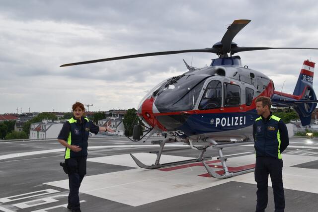 Regine Groll erklärt den Hubschrauber. Rechts: Flight-Operator Bernd Wagner. | Foto: Karl Pufler