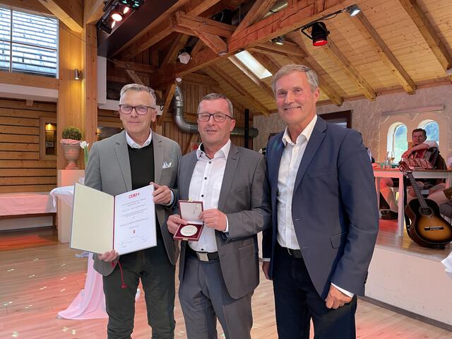Der bisherige Bezirksstellenleiter der Wirtschaftskammer Salzburg (WKS) in Tamsweg, Franz Lüftenegger (Mitte), bekam durch WKS-Präsident Peter Buchmüller (li.) und WKS-Direktor Manfred Pammer (re.) die Große Silberne Ehrenmedaille verliehen. | Foto: Peter J. Wieland