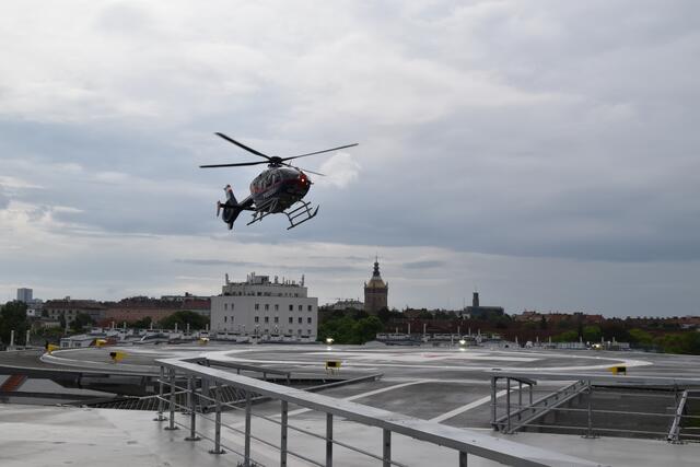 Der Polizei-Hubschrauber im Landeanflug. Im Hintergrund der Favoritner Wasserturm. | Foto: Karl Pufler