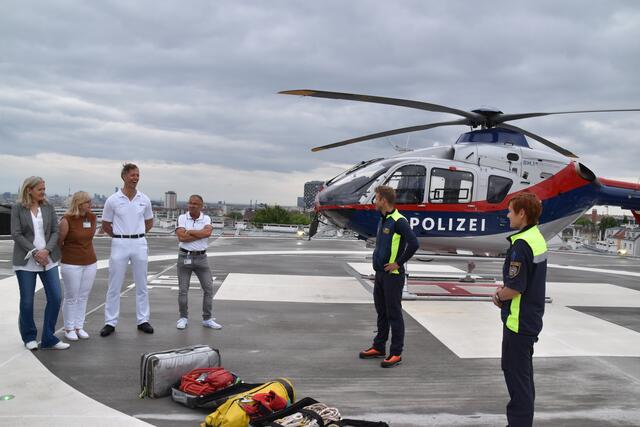 Bernd Wagner (2.vr) erklärt, wie man Menschen mit den Hubschrauber birgt. | Foto: Karl Pufler