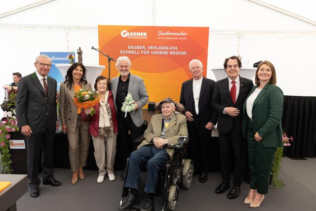 Landeshauptmann Wilfried Haslauer mit Julia, Hilda, Günther und Gottfried Gassner, Erzbischof Franz Lackner, Hans Roth (Saubermacher) und Jennifer Gassner. | Foto: Saubermacher
