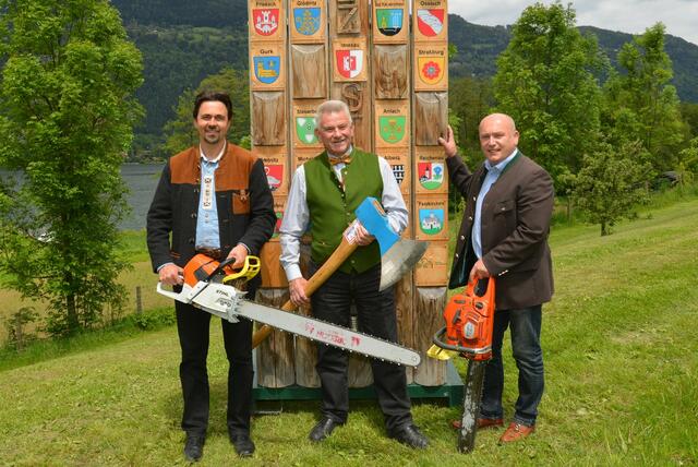 Dietmar Rauter (Bürgermeister St. Urban), Günter Sonnleitner (Obmann Kärntner Holzstraße), Johann Zöscher (Leiter FAST Ossiach). | Foto: Kärntner Holzstraße