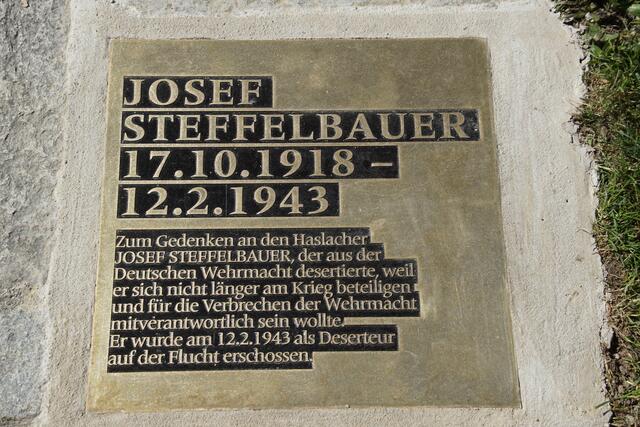 Gedenktafel für den Haslacher Deserteur Josef Steffelbauer, der am 12.Februar 1943 bei seinem Fluchtversuch aus der Deutschen Armee erschossen wurde bheim kriegerdenkmal Haslach.  | Foto: Helmut Eder
